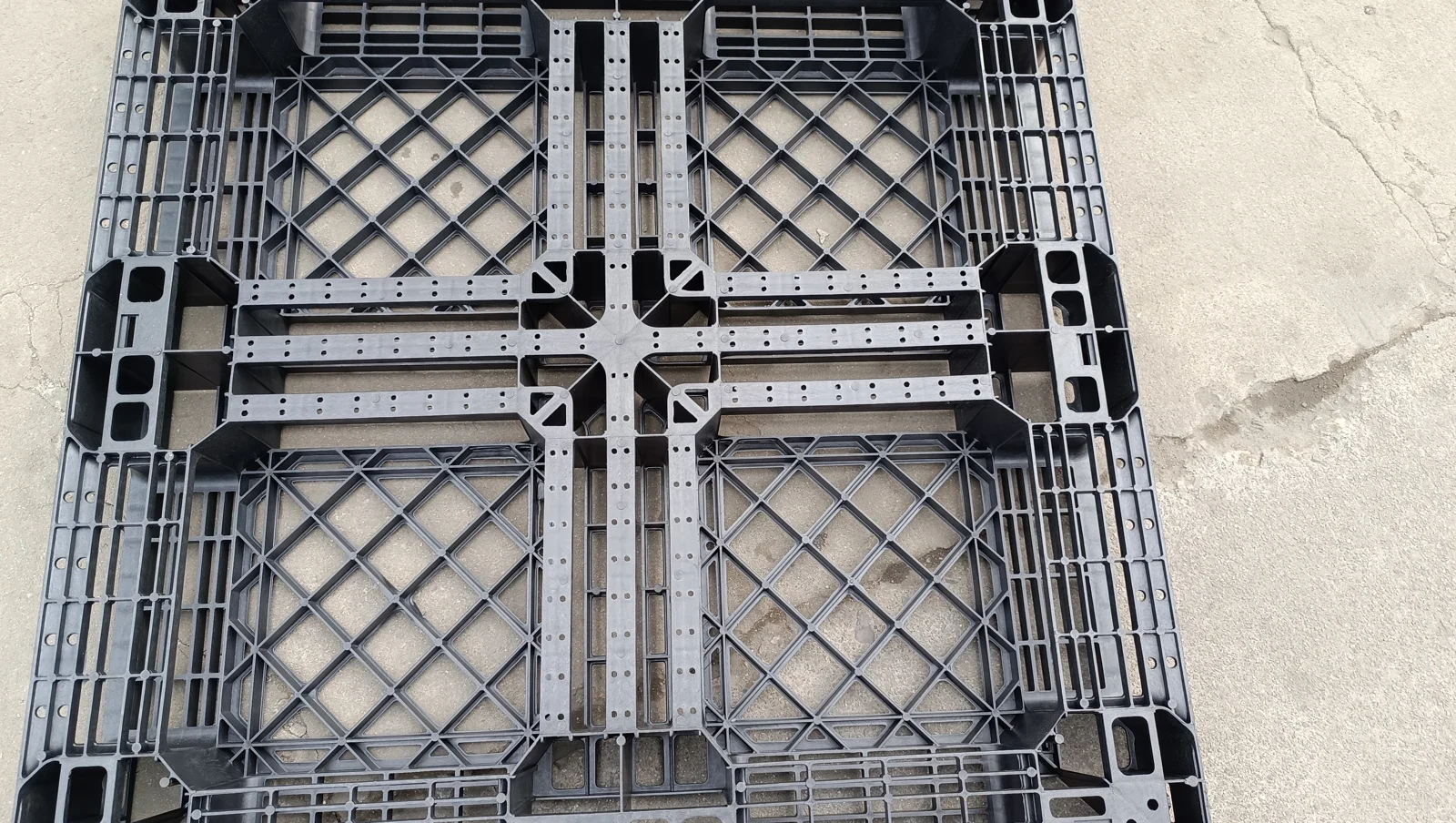 1000 × 1000 × 125 mm Full-perimeter Mesh Plastic Pallet