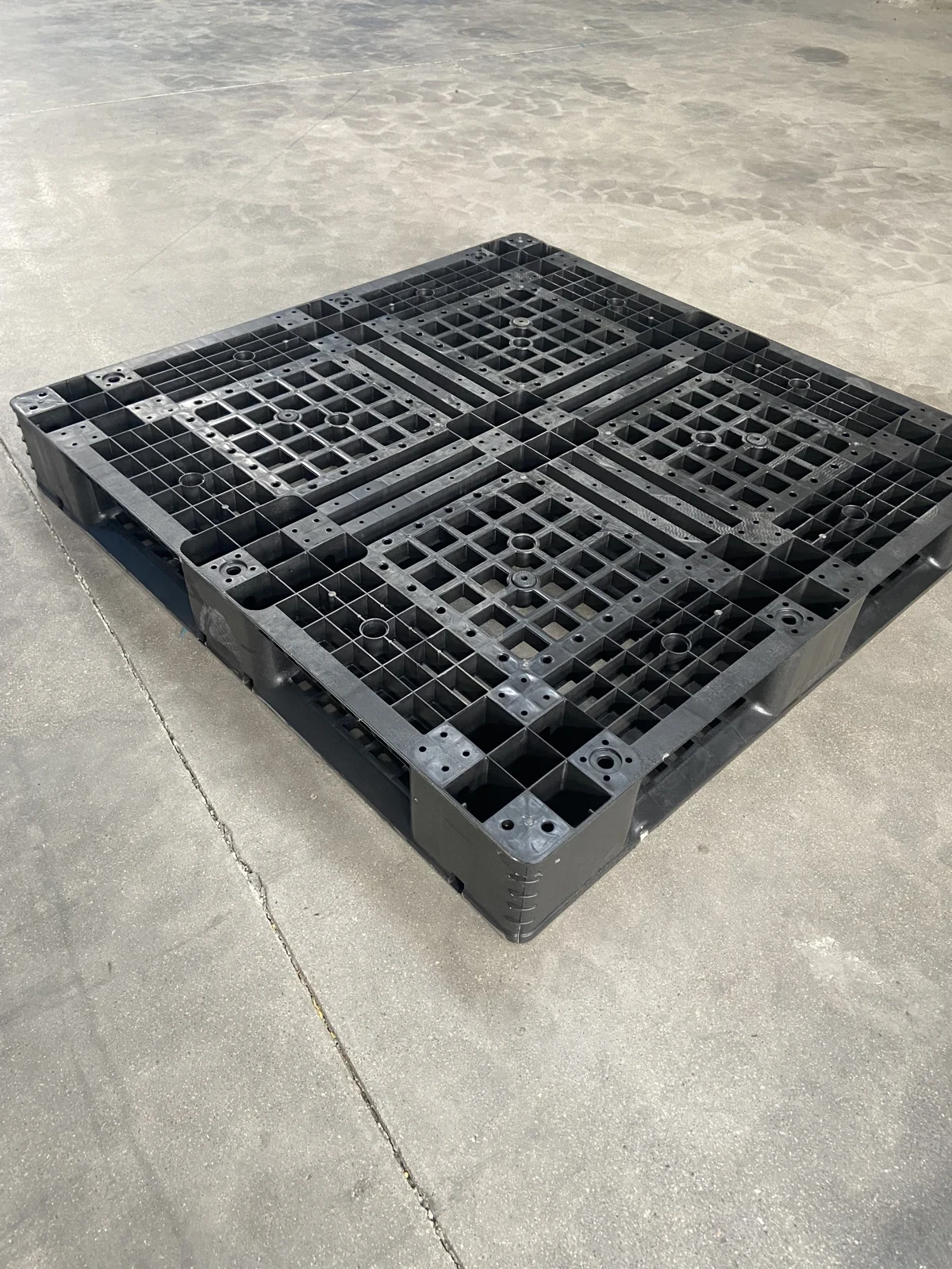 1100 × 1100 × 150 mm Full-perimeter Mesh Plastic Pallet