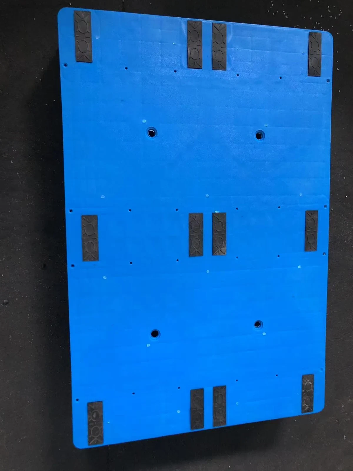 1200 × 800 × 160 mm Three-runner Solid Plastic Pallet