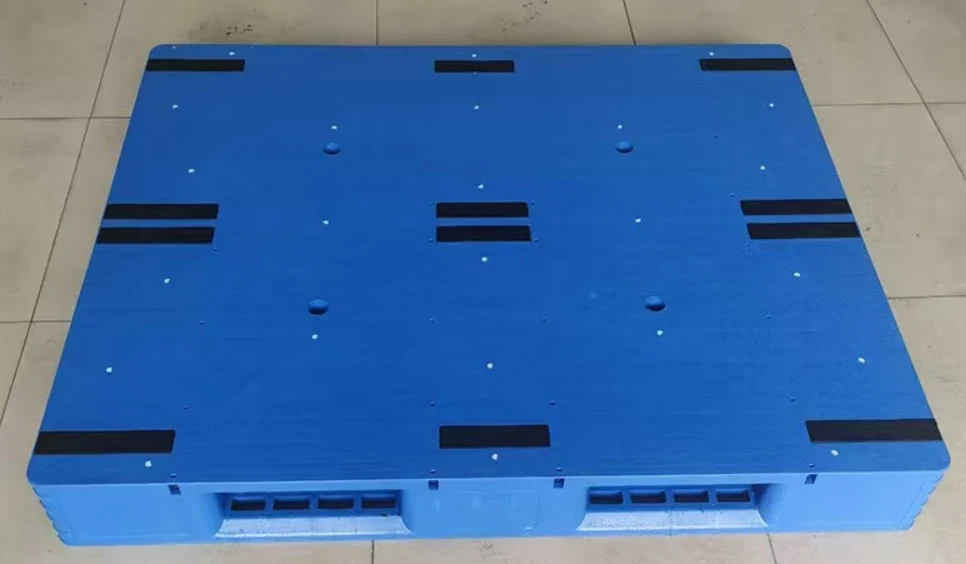1300 × 1100 × 150 mm Three-runner Solid Plastic Pallet