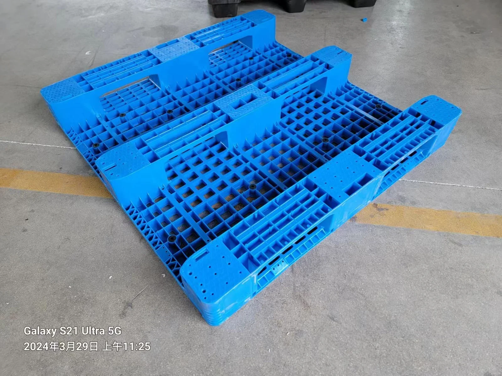 1200 × 1200 × 160 mm Three-runner Mesh Plastic Pallet