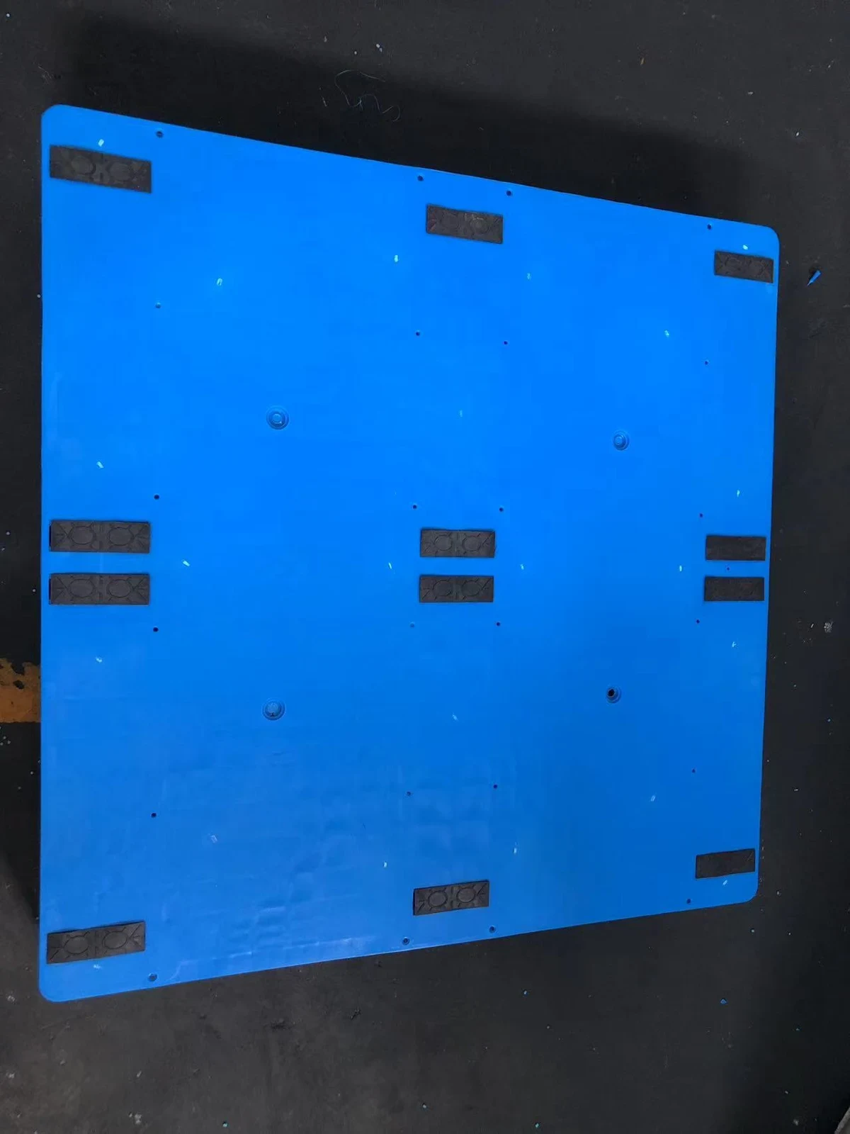 1300 × 1100 × 165 mm Three-runner Solid Plastic Pallet