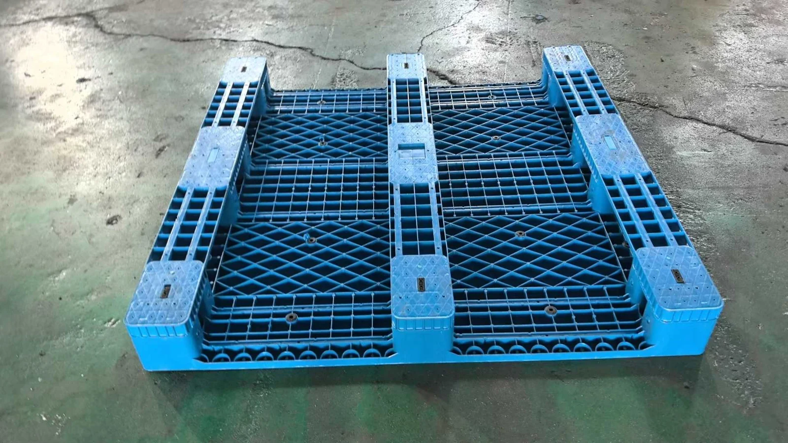 1400 × 1400 × 165 mm Three-runner Solid Plastic Pallet