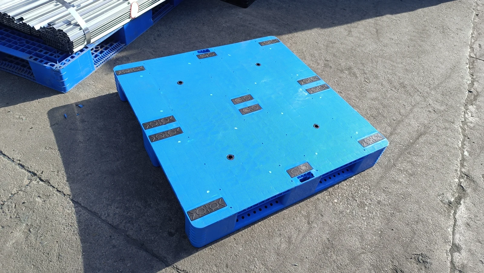 1000 × 1000 × 155 mm Three-runner Solid Plastic Pallet