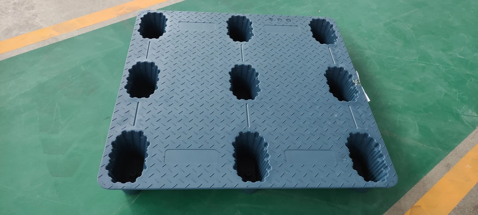 1100 × 1100 × 140 mm Nine-leg blow-molded Plastic Pallet