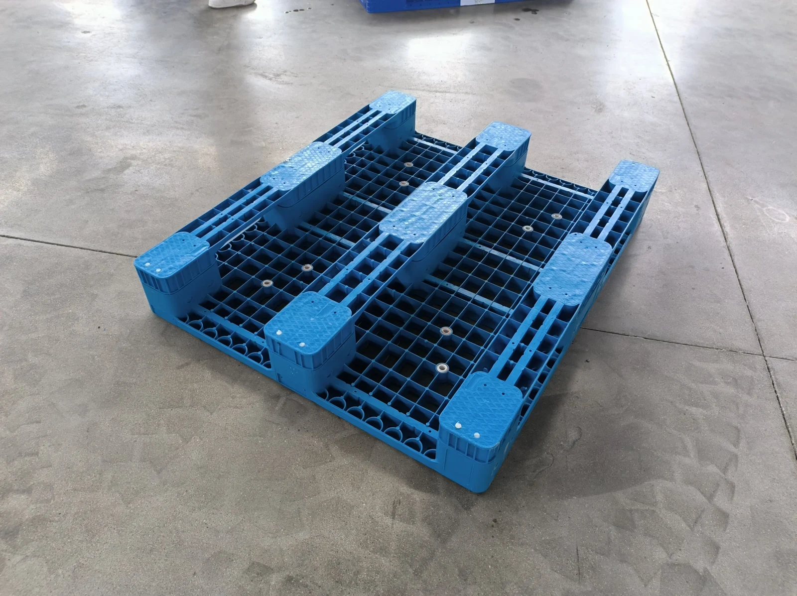 1200 × 1000 × 165 mm Three-runner Mesh Plastic Pallet