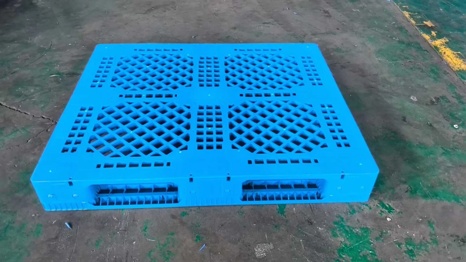 1300 × 1100 × 165 mm Three-runner Mesh Plastic Pallet