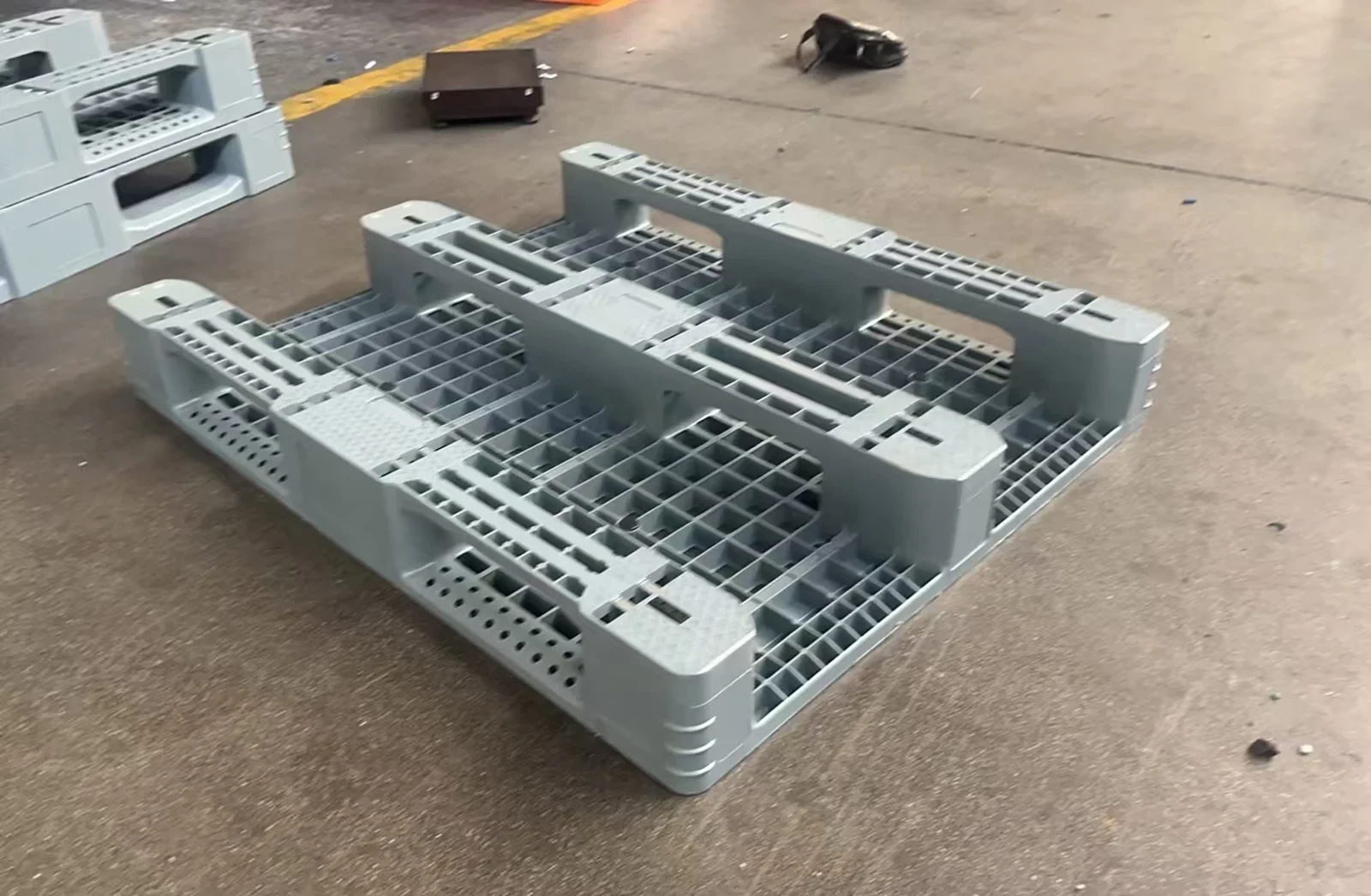 1200 × 1000 × 160 mm Three-runner Mesh Plastic Pallet