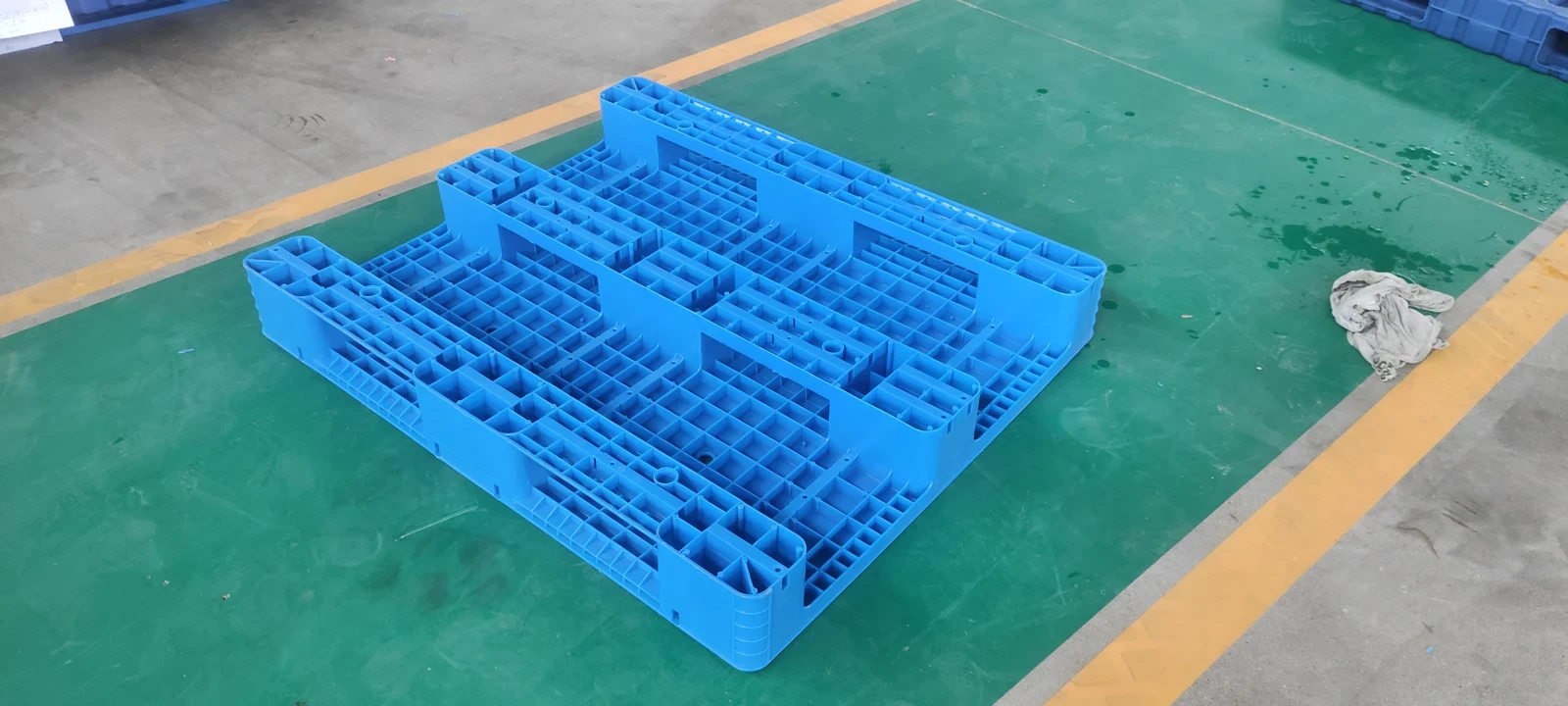 1200 × 1000 × 150 mm Three-runner Solid Plastic Pallet