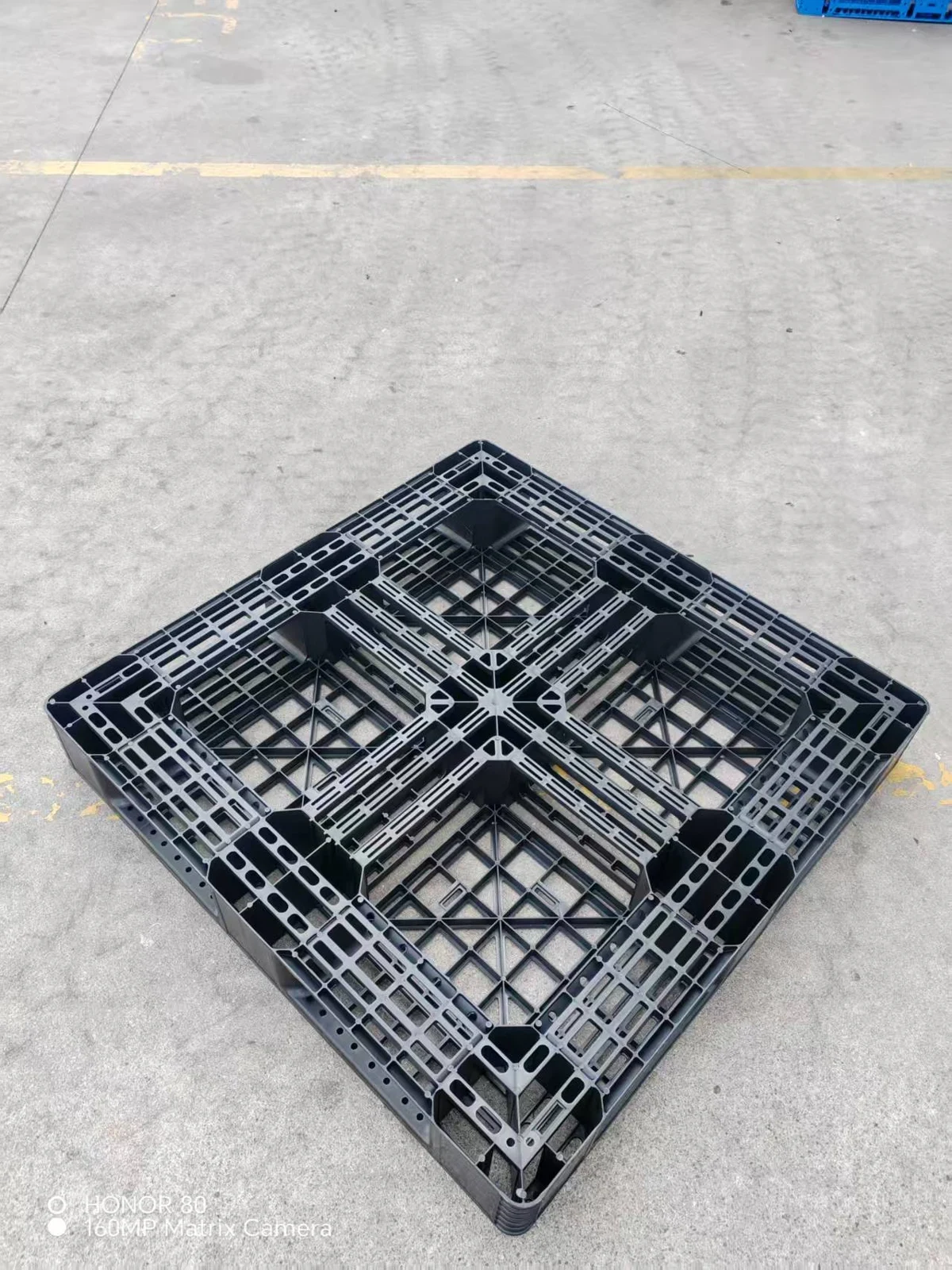 1050 × 1050 × 150 mm Full-perimeter Mesh Plastic Pallet