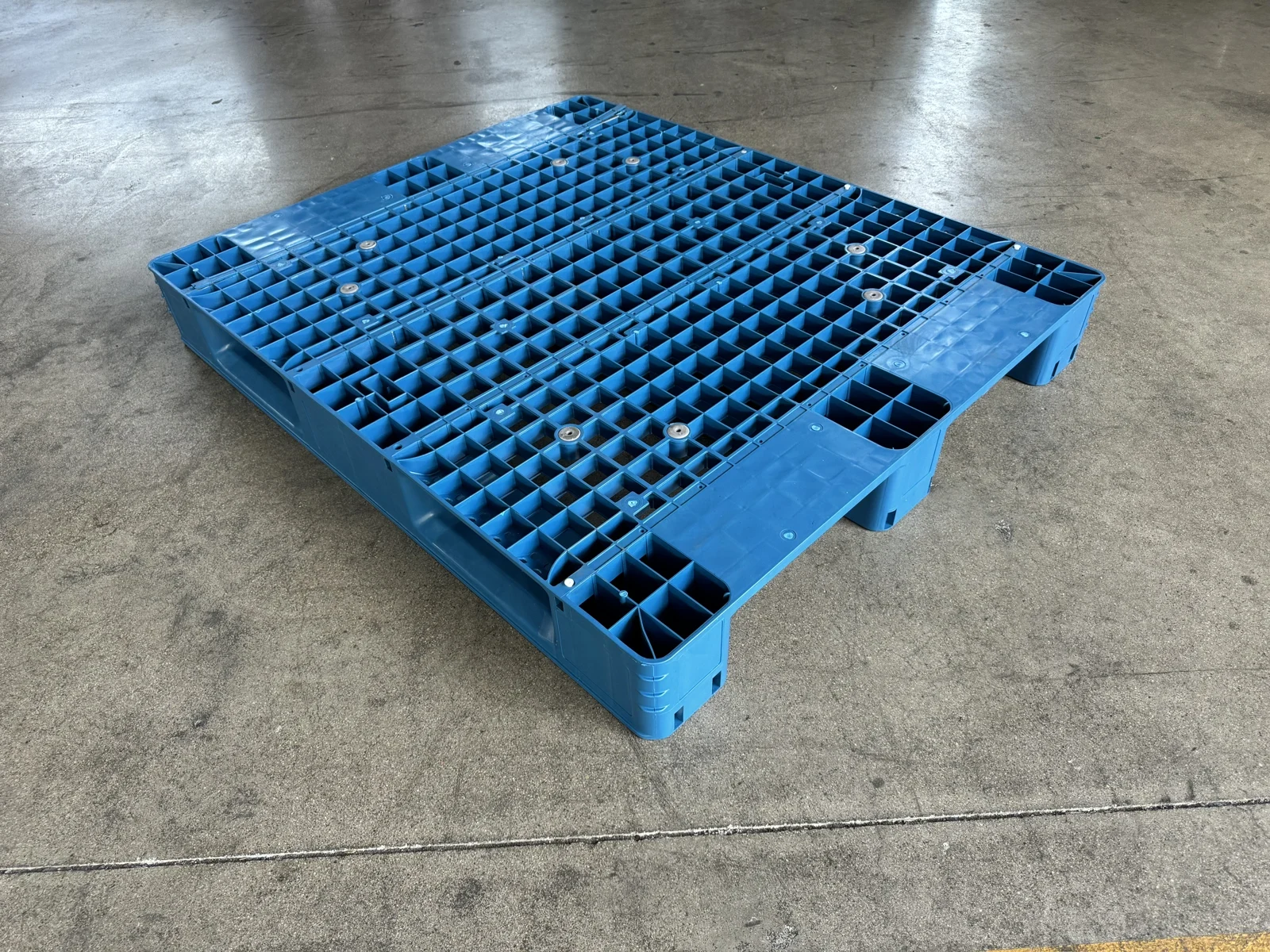 1200 × 1100 × 160 mm Three-runner Mesh Plastic Pallet