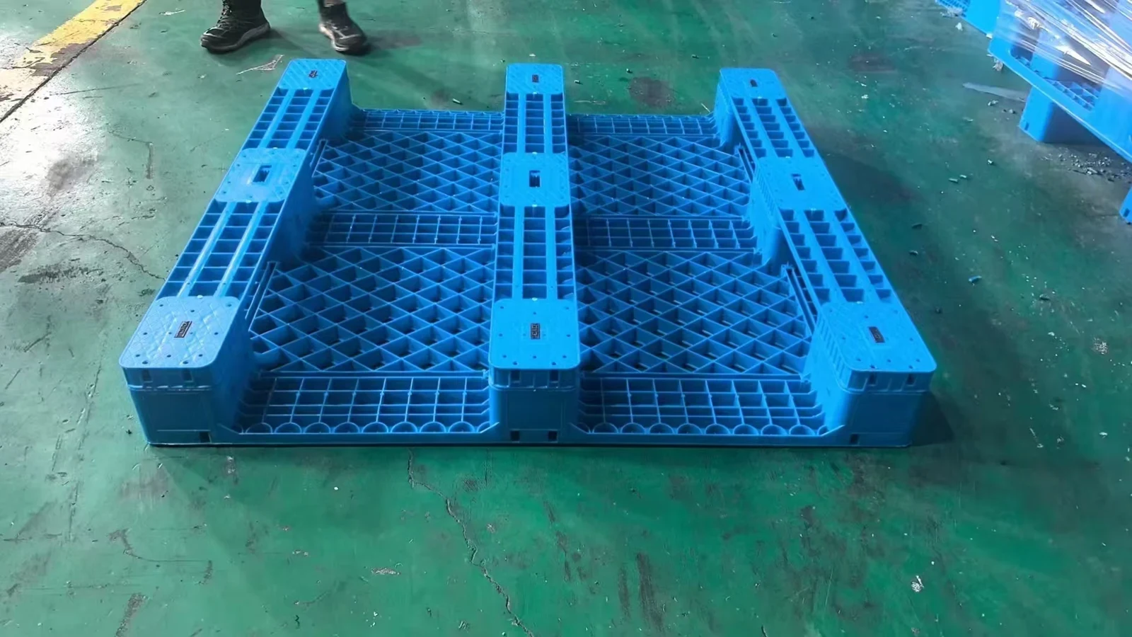 1300 × 1300 × 165 mm Three-runner Mesh Plastic Pallet